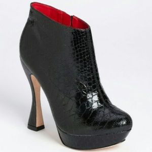 LIKE NEW Alice + Olivia Vanessa snake embossed flared heel black Leather Booties